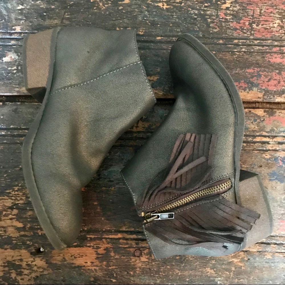 STEVE MADDEN Brown Fringed Booties